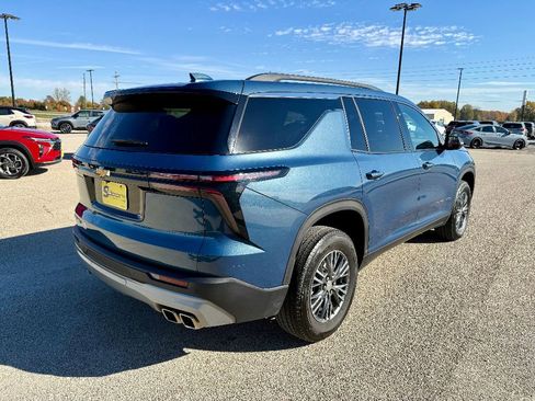 Used 2025 Chevrolet Traverse LT image 4