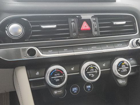 Used 2022 Genesis G70 2.0T image 9