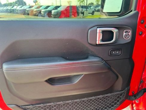 Used 2018 Jeep Wrangler Unlimited Sahara AWD/4WD image 19