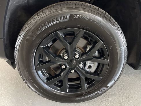 Used 2024 Jeep Grand Cherokee L Laredo image 5