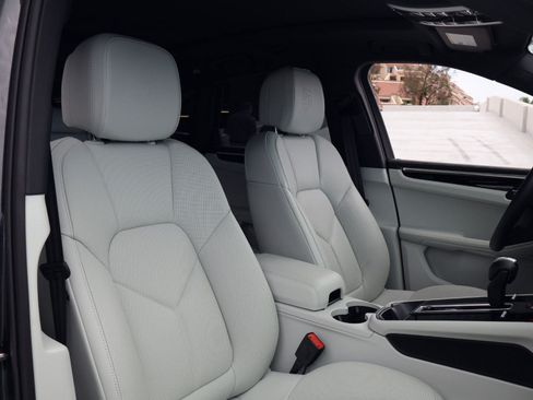 Certified 2026 Porsche Macan AWD/4WD image 24