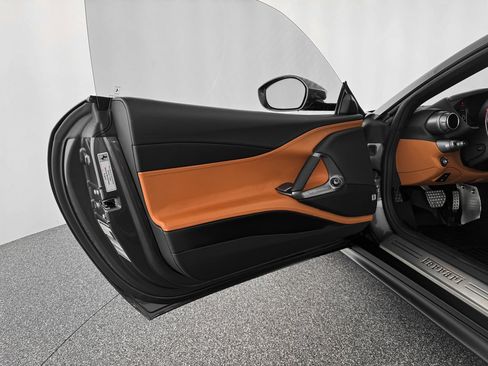 Used 2021 Ferrari 812 GTS image 12