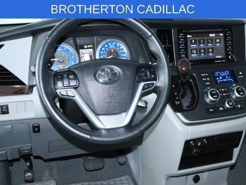 Used 2020 Toyota Sienna XLE w/ XLE Navigation Package FWD image 22