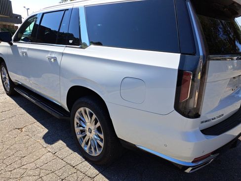 Used 2022 Cadillac Escalade ESV Premium Luxury AWD/4WD image 19