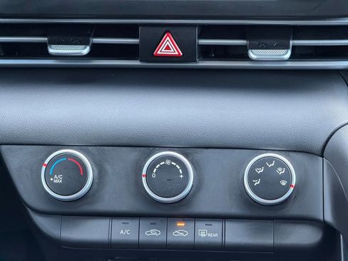 Used 2025 Hyundai Elantra SE FWD image 24