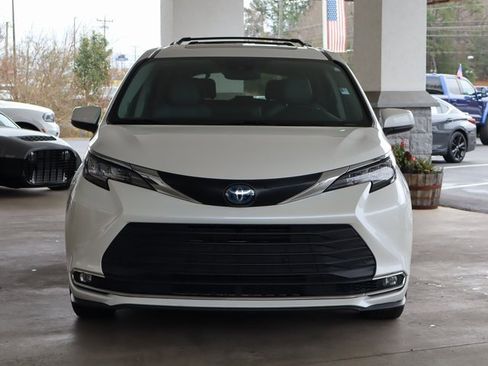 Used 2021 Toyota Sienna XLE image 9