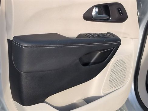 Certified 2024 Chrysler Pacifica Touring-L image 14