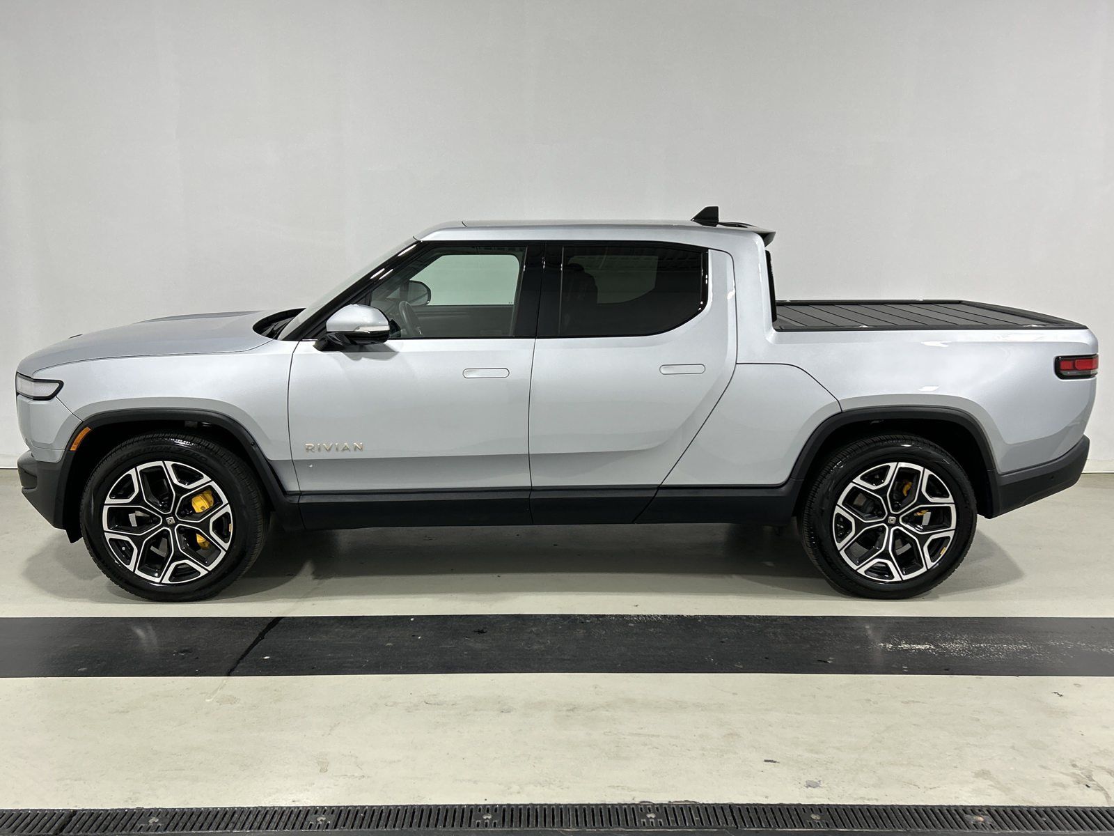 Used 2022 Rivian R1T Adventure AWD/4WD image 2
