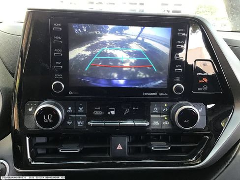 Used 2021 Toyota Highlander XLE FWD image 16