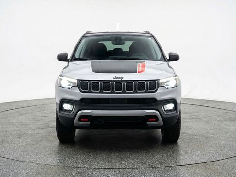 Used 2025 Jeep Compass Trailhawk image 2