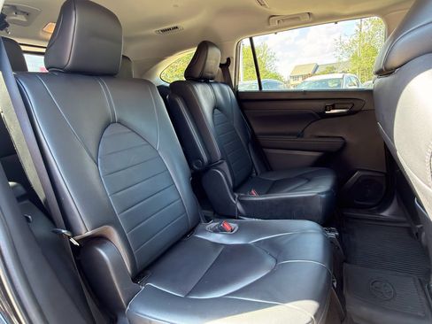 Used 2023 Toyota Highlander XLE image 19