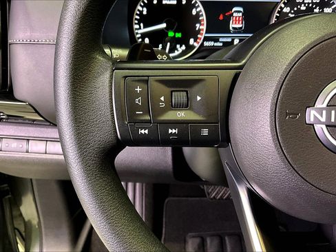 Used 2025 Nissan Pathfinder S image 11