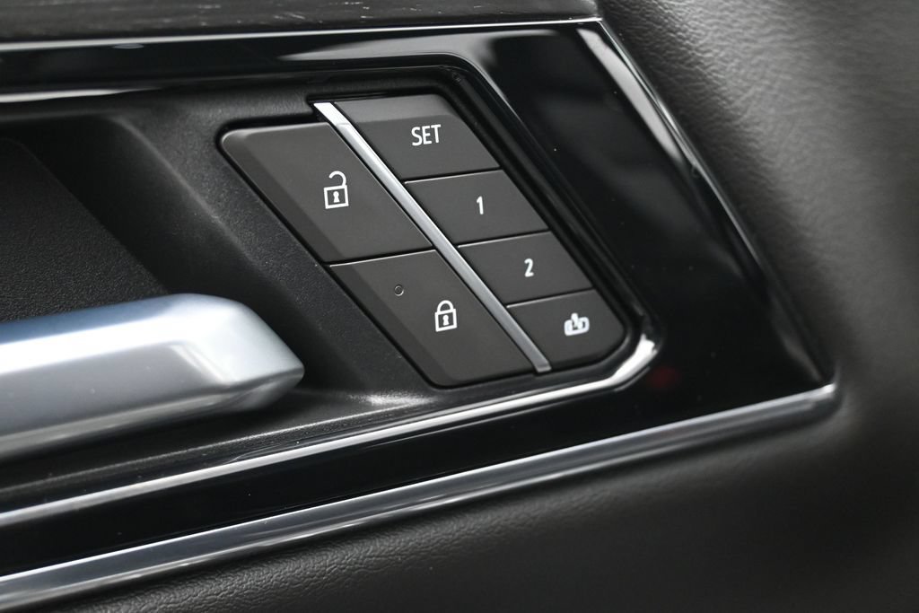 Used 2025 GMC Yukon Denali AWD/4WD image 19