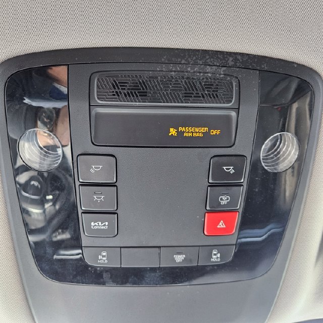 Used 2025 Kia Carnival FWD image 32
