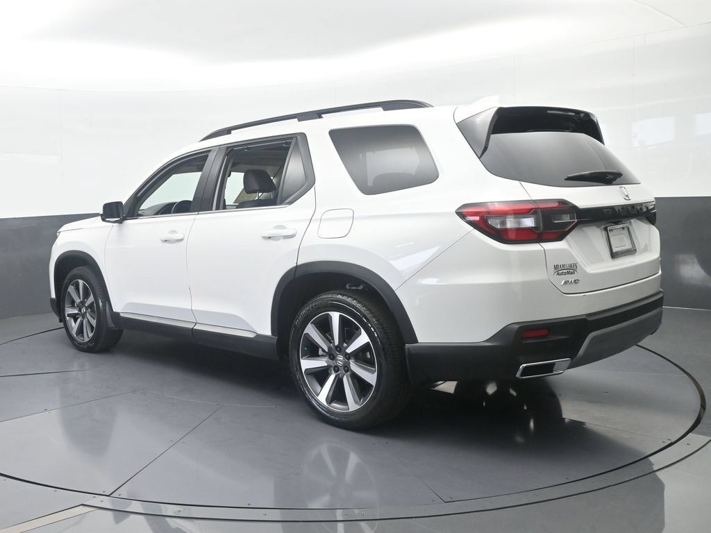 Used 2025 Honda Pilot Touring image 4