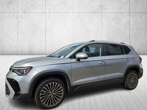 Used 2025 Volkswagen Taos SE image 9