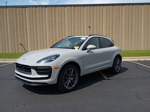 Certified 2025 Porsche Macan AWD/4WD image 1