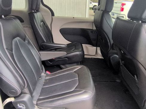 Used 2023 Chrysler Pacifica Touring-L FWD image 28