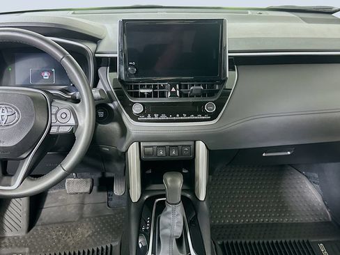 Used 2025 Toyota Corolla Cross XLE w/ Convenience Package FWD image 18