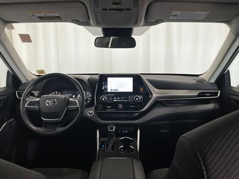 Used 2024 Toyota Highlander LE FWD image 9