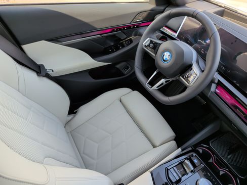 Used 2027 BMW i5 eDrive40 w/ M Sport Package RWD image 37