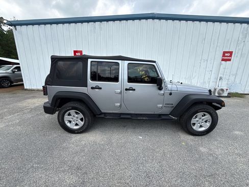 Used 2018 Jeep Wrangler Unlimited Sport S AWD/4WD image 9
