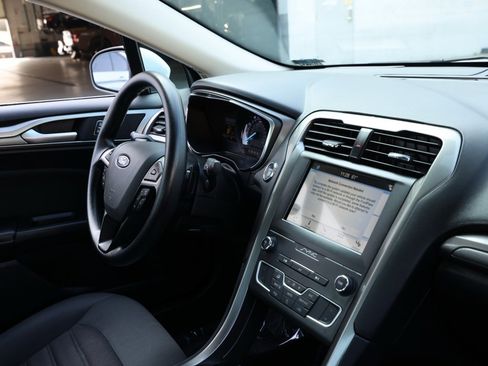 Used 2019 Ford Fusion SE image 19