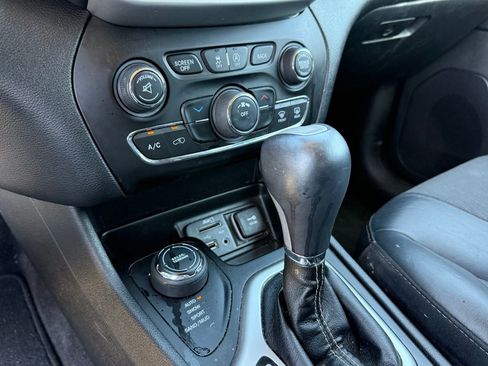 Used 2018 Jeep Cherokee Latitude Plus AWD/4WD image 21