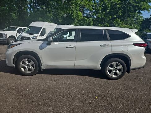 Used 2023 Toyota Highlander LE AWD/4WD image 10