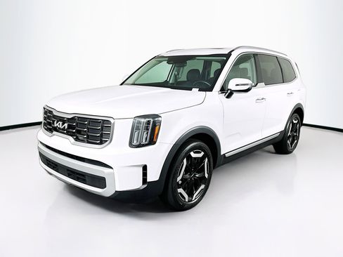 Used 2025 Kia Telluride S FWD image 3