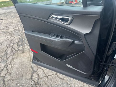 Used 2025 Kia Sportage LX image 18