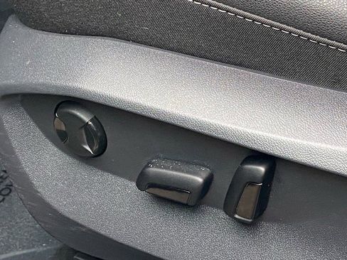 Certified 2024 Volkswagen Taos SE w/ Panoramic Sunroof Package image 11