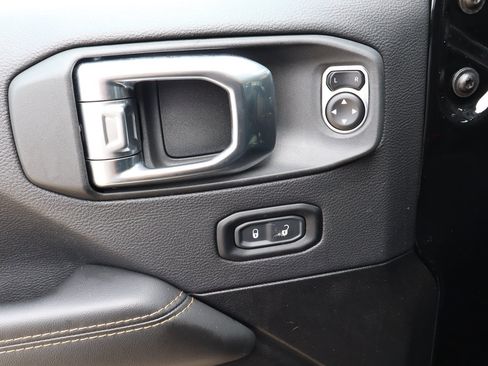 Used 2025 Jeep Wrangler Unlimited Sahara AWD/4WD image 19