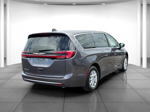 Used 2023 Chrysler Pacifica Touring-L FWD image 7