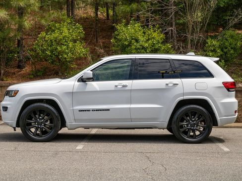 Used 2020 Jeep Grand Cherokee Altitude RWD image 8