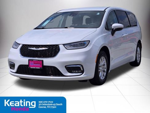 Used 2023 Chrysler Pacifica Touring-L FWD image 4