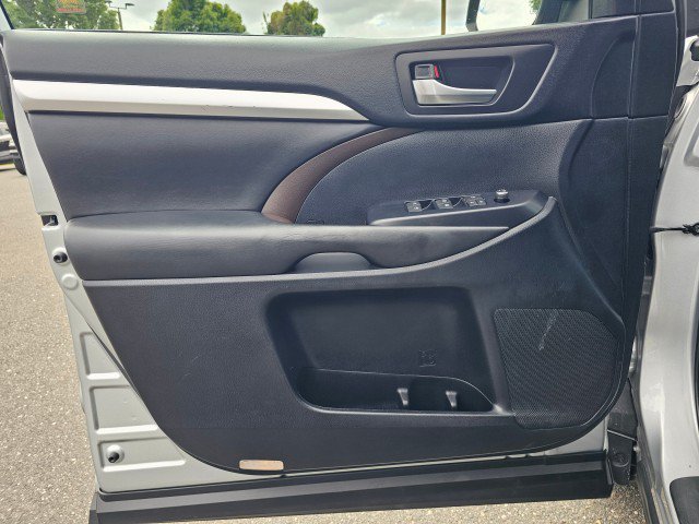 Used 2019 Toyota Highlander XLE AWD/4WD image 29