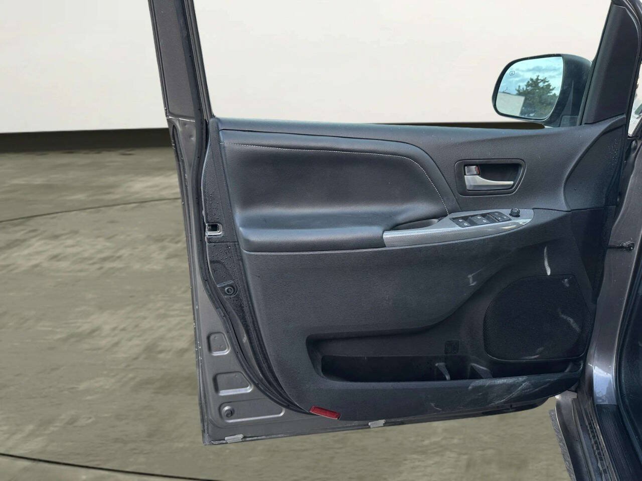 Used 2015 Toyota Sienna SE Premium FWD image 10