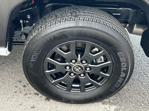 Used 2025 Toyota 4Runner SR5 AWD/4WD image 17