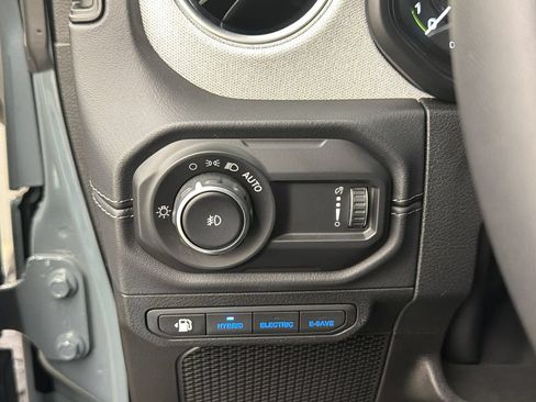 Used 2025 Jeep Wrangler Unlimited Sahara w/ Safety Group AWD/4WD image 29