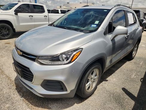 Used 2019 Chevrolet Trax LT w/ Sun & Sound Package FWD image 7