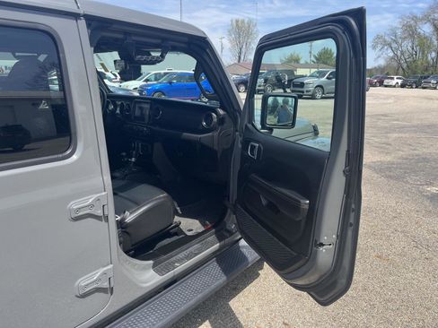 Used 2022 Jeep Gladiator Overland AWD/4WD image 40