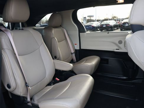 Used 2024 Toyota Sienna XLE image 32