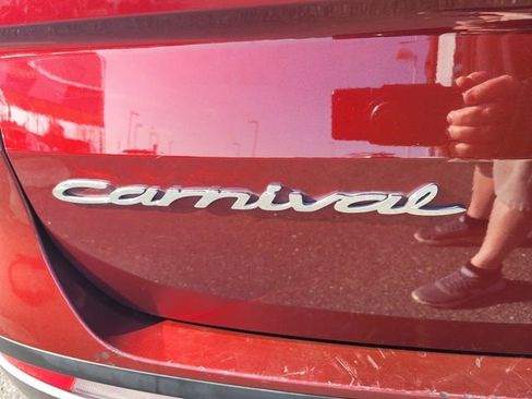 Used 2022 Kia Carnival LX image 11