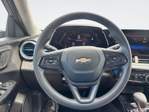 Used 2025 Chevrolet Trax LT FWD image 14