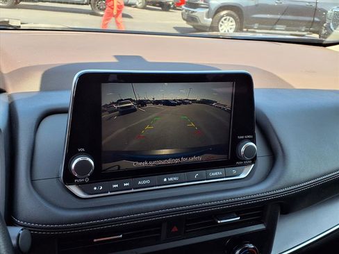 Used 2023 Nissan Rogue SV image 9