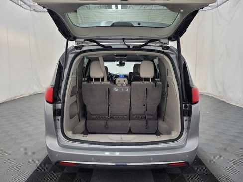 Used 2019 Chrysler Pacifica Touring-L w/ Advanced Safetytec Group FWD image 29