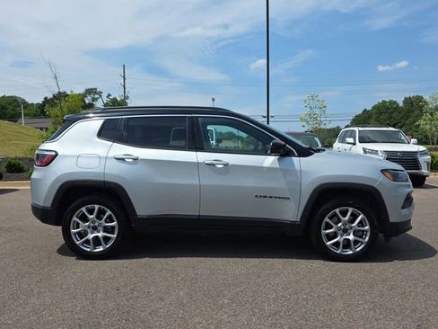 Used 2025 Jeep Compass Limited AWD/4WD image 2