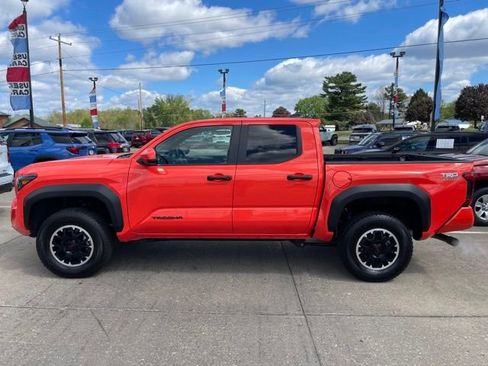 Used 2024 Toyota Tacoma TRD Off-Road AWD/4WD image 7