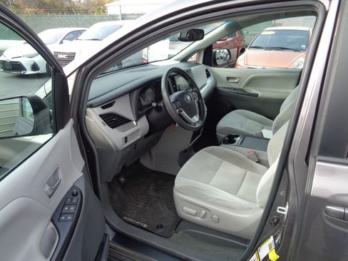 Used 2017 Toyota Sienna LE image 1